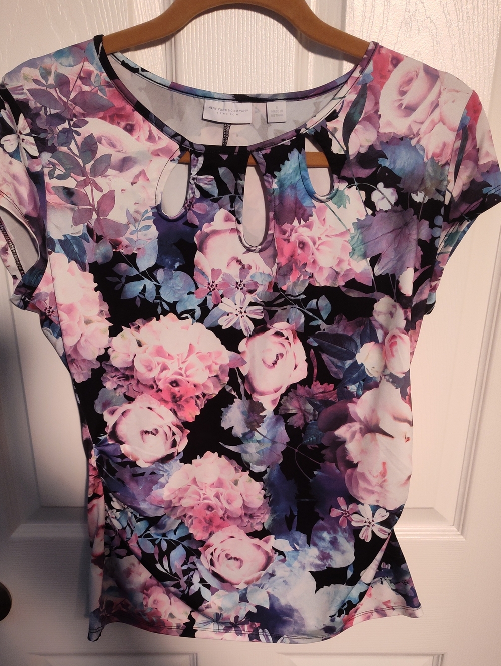New York & Company Pink and Purple Floral Keyhole Short Sleeve Tee